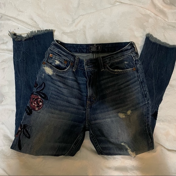 A&F Girlfriend Jeans - Embroidered 00 Short - Picture 4 of 11